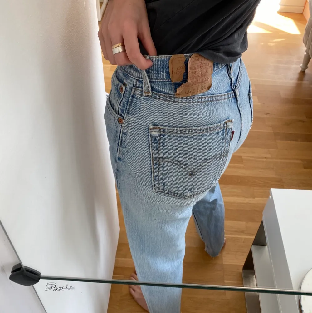 Sjukt najs vintage 501. Storleken på lappen är 28/34 men de är avklippta till 33 i längd. Vintage Levis är större i storleken skulle säga att dessa sitter mer som en 26 i midjan. Jag är 176 och de går till början på foten på mig! :))) De har ett hål vid rumpan som jag har lagat( se sista bilden) Frakten tillkommer, kontakta mig för fler bilder! <33  BUDA I KOMENTAREN! HÖGSTA BUD:280. Jeans & Byxor.