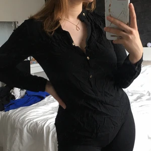 Skjorta  - En svart skjorta i storlek L men skulle säga att den är mer som S/M🤍 Ostrykt på bilden!🤍 Väldigt tunt och skönt material🤍 Totalt 3 knappar fram, har även knappar längst kragen 🤍