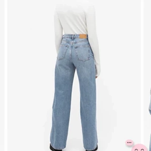 Monki jeans - Jeans ifrån Monki i färgen mid blue, sparsamt använda och säljer pga för långa (jag är 155/157 och byxorna nuddar marken när jag har skor), fin färg och passform i övrigt! (Bilderna är lånade), nypris: 400kr, jag säljer för 150+frakt 72kr