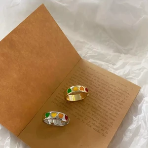 Söta ringar - ALLA FINNS KVAR TILLS ANONSEN ÄR BORTAGEN)     Fina ringar med färglagda hjärtan, finns i GULD och SILVER!! Ringarna är justerbara och passar därför alla. Gjorda i rostfritt stål! Skickar samma dag som du beställer! Pris: 119kr styck 💚💛🧡❤️💖💜 