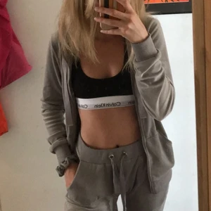 Svart ck topp, S - Svart skön topp från calvin klein som är ca ett år gammal, i bra skick. Säljer pga använder inte längre. Ord pris ca 250 kr.