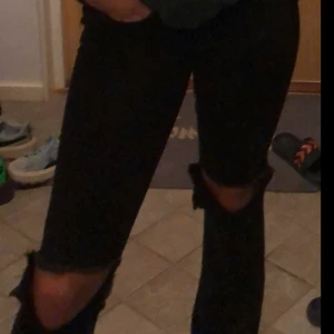 Bootcut jeans med hål från American eagle  - Storlek 34 men är stretchiga. 