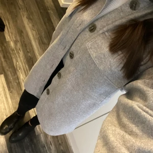 Skjortjacka  - Jättefin populär skjortjacka ifrån H&M som är helt slutsåld! Nypris för denna 299 kr! Använd max 3 gånger då jag inte tycker det är min stil