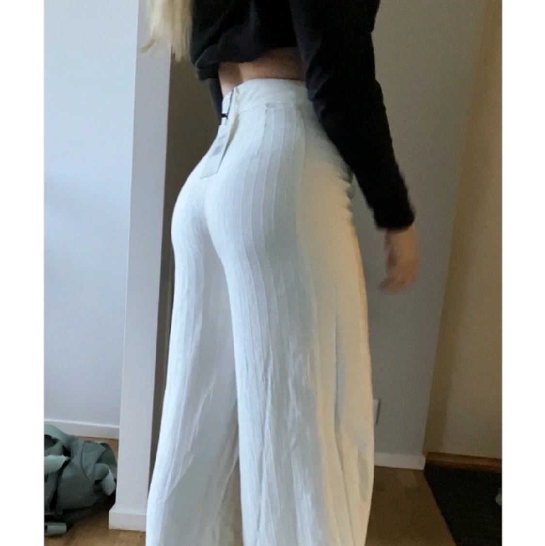 Supersnygga vita vida tygbyxor från UTERQÜE i underbar silkig kvalitet🤍 - 91