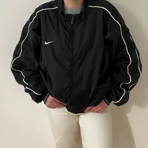 Nike jacka i storlek L (passar M också) - En jättefin Nike jacka i storlek L men som även passar de som har M😊 Modellen är 162 och brukar ha S. Jackan är perfekt mot vind och regn, samt som ett extralager under våren, sommaren och hösten. Det är även i jättefint skick utan märkbara fel🤍Hör gärna av dig med fler frågor!