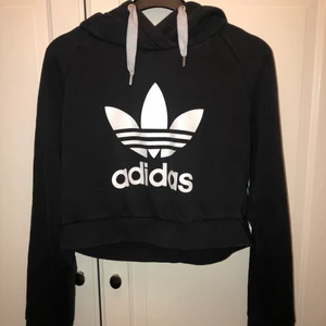 Adidas hoodie - En adidas tjocktröja i storlek 34