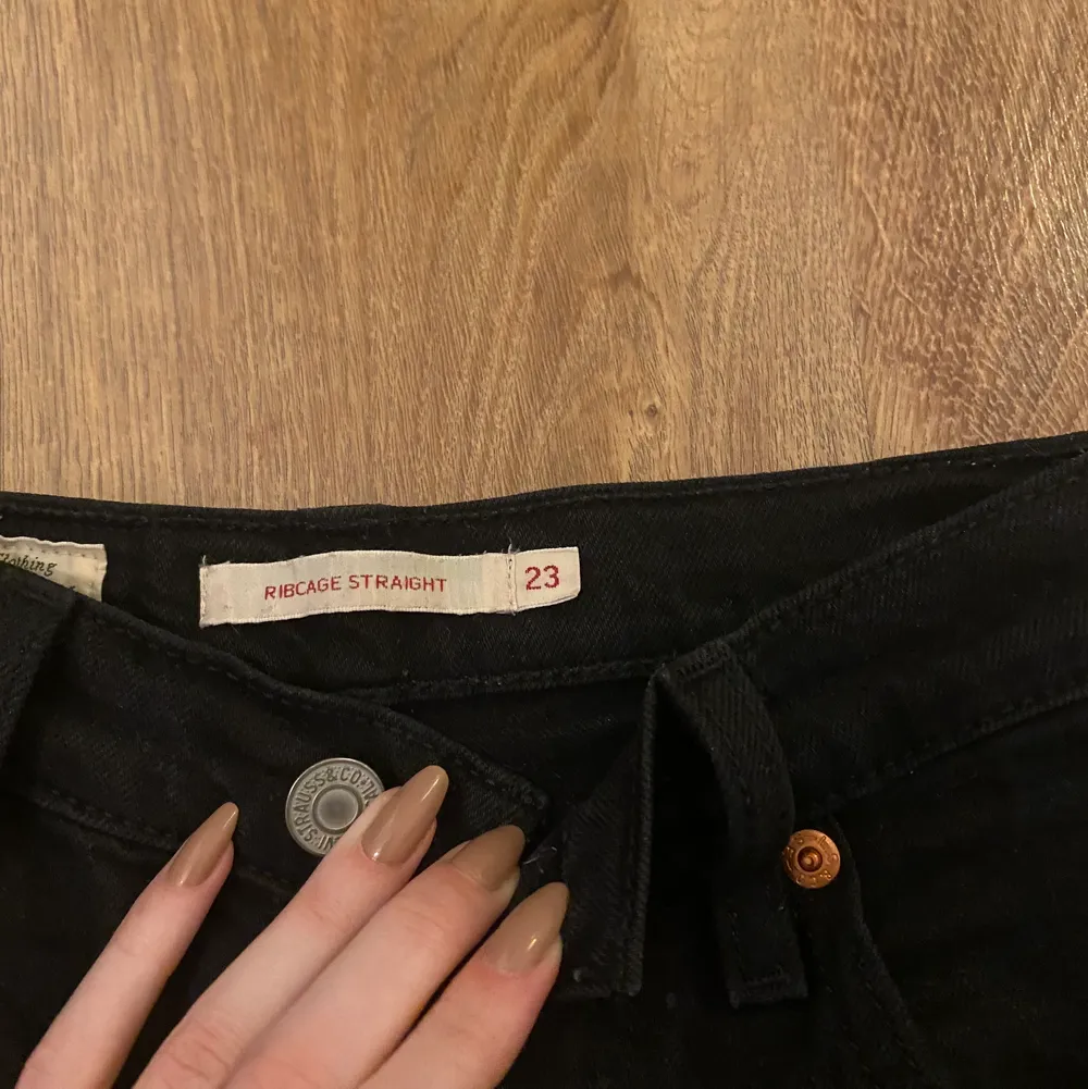 Levis ribcage straight ankel i fint skick som tyvärr är för små för mig💕 storlek w23 l27 kan mötas upp eller så står köparen för frakt💕. Jeans & Byxor.