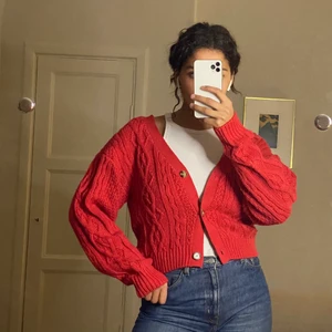 Stickad kofta från Nelly storlek S - Skickas endast -köparen står för frakt.  För referens är min längd 174 cm.