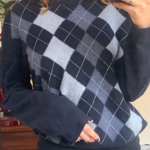 Farfarströja med rutor - Rutig farfarströja i ylle som är använd ett fåtal gånger. Bra skick förutom att lappen har gått upp i sömmen på ena sidan (bild 3) 