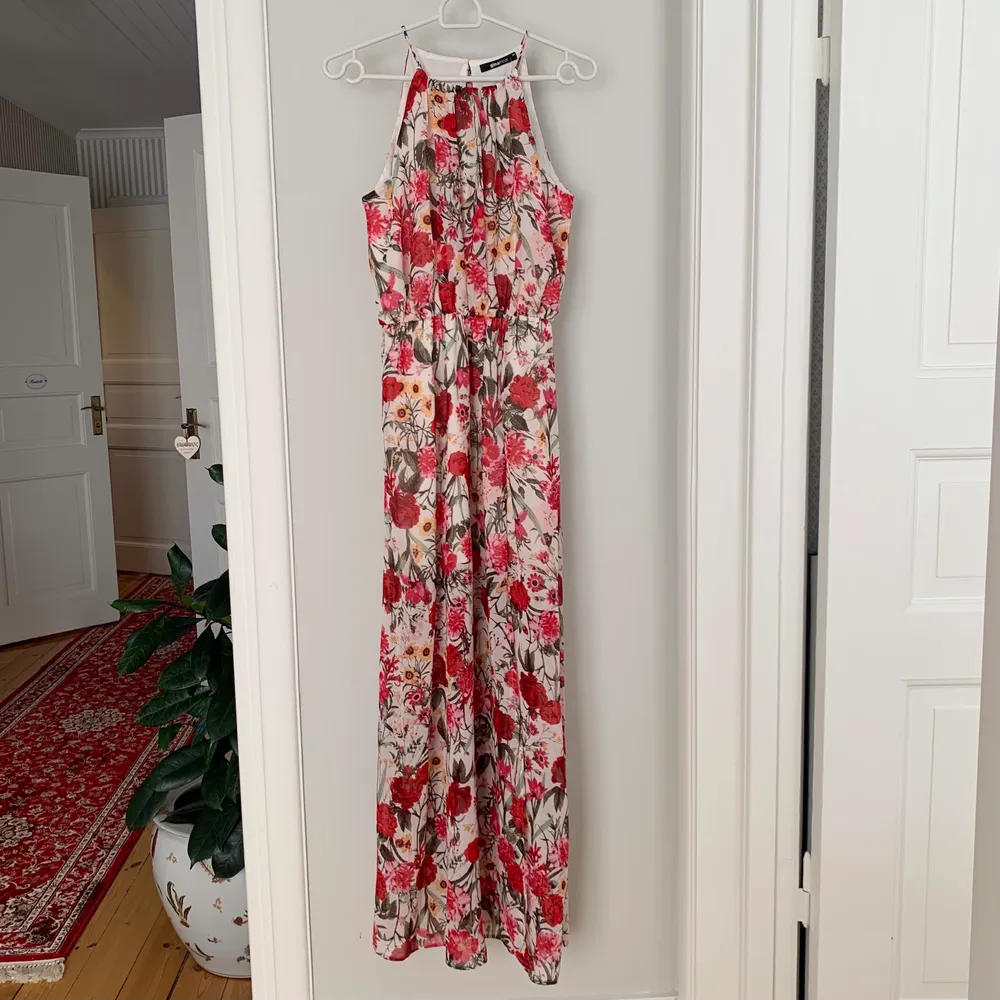 Superfin blommig långklänning från Gina Tricot med en slit vid ena benet. Den är aldrig använd och har prislappen kvar då den tyvärr är lite för lång för mig (162cm). Originalpris: 349kr. Klänningar.