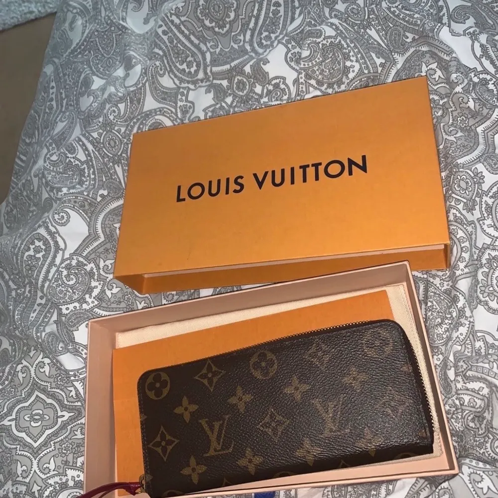 Säljer denna plånbok från Louis Vuitton, eftersom jag fick den ifrån mitt ex. Den är äkta, men har dock inget kvitto eftersom det var en present! Dustbag och allt annat följer med!. Accessoarer.