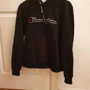 Munktröja champion - Svart munktröja från Champion. Använd ett fåtal gånger och är därför i nyskick. Frakt ingår ej i priset.