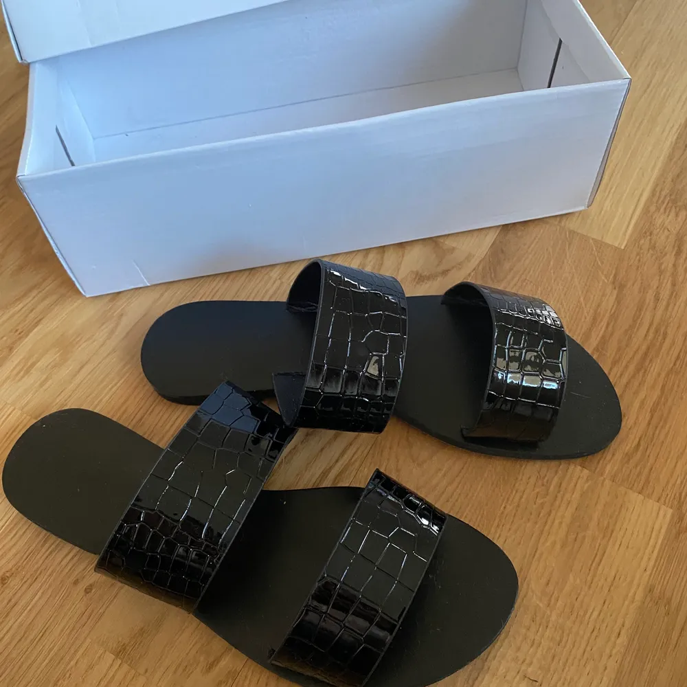 Detta är ett par super fina sommar sandaler från SHEIN som tyvärr inte passar mig. Använda endast för prövning och ordinarie pris 150kr💕Köparen står för frakten💙. Skor.