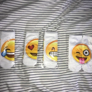 Emoji Ankelstrumpor - Vita ankelstrumpor med emoji på. Finns fyra olika och inget av paren är använda. Alla ligger i förpackning förutom sista då jag ville visa hur båda såg ut. Säljer pga att jag inte tror att dom passar. Storlek 36-39 kanske?? 10kr styck + frakt eller alla för 35kr + frakt. Väldigt lätt att skilja på höger och vänster🥰❤️