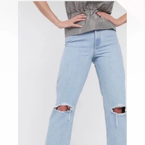 LJUSBLÅA JEANS, straight ASOS - Säljes då de inte passar! Aldrig använda. Storlek 28/32 (S/M) Priset kan diskuteras och köparen står för frakten:)