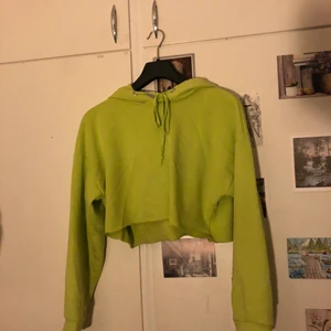 Kroppad hoodie  - Kroppad hoodie med stor luva i storlek S. Knappt använd. Köpare står för frakt💕