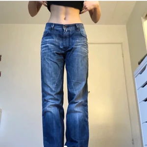lågmidjade baggy jeans - jag har sytt in de där bak (se bild 2) men kan sprättas upp lätt ifall man vill. visas på en som vanligvist har w24 så passar även större, ge gärna bud💗
