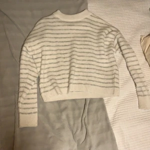 Randig stickad tröja, NA-KD - Superfin randig tröja från NA-KD i ett stickat material. Endast använd ett fåtal gånger och säljes då jag inte är ett fan av stickade tröjor.