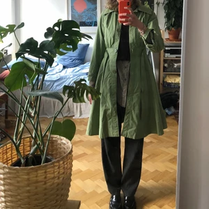 Grön vårkappa - Vårkappa i den PERFEKTA gröna färgen. Toppskick! Otroligt skuren. Passar en 36a knäppt, ev 38 öppen! Frakt 66kr! Vid köp av flera plagg kan du få rabatt! 🤠