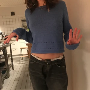 Blå tröja - En blå långärmadtröja som kommer ifrån vila men ser ut att koma från zara. Super fin och stickad men coola mönster men kommer inte till användning! 