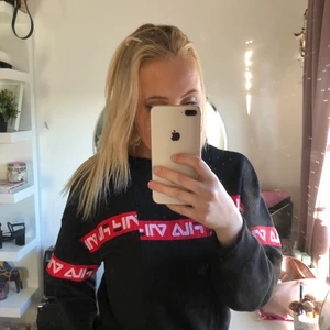 FILA strl. S - Jätteball tröja från Fila. Passar alla storlekar från XS till M. Använd endast ett par gånger, jättefint skick. Nypris 700kr. 
