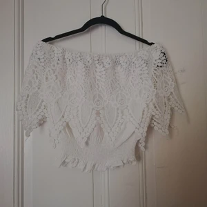 Spetstopp - Endast använd 2 gånger så den är nästan i nyskick! Resår i midjan. Frakt tillkommer! 🌼