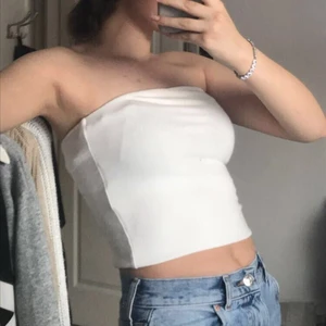 Vit topp  - Fin vit topp som är perfekt nu till sommaren! ☀️säljer då den inte används längre 🙃