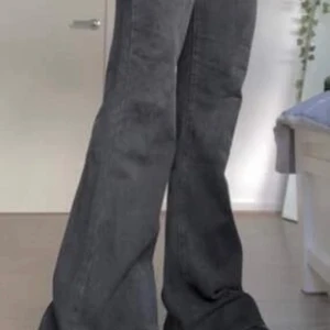 Utsvängda svarta jeans - Utsvängda svarta jeans. Knappt använda. Köpte på bikbok för 700 kr men dom är för små för mig nu. Köparen står för frakten.