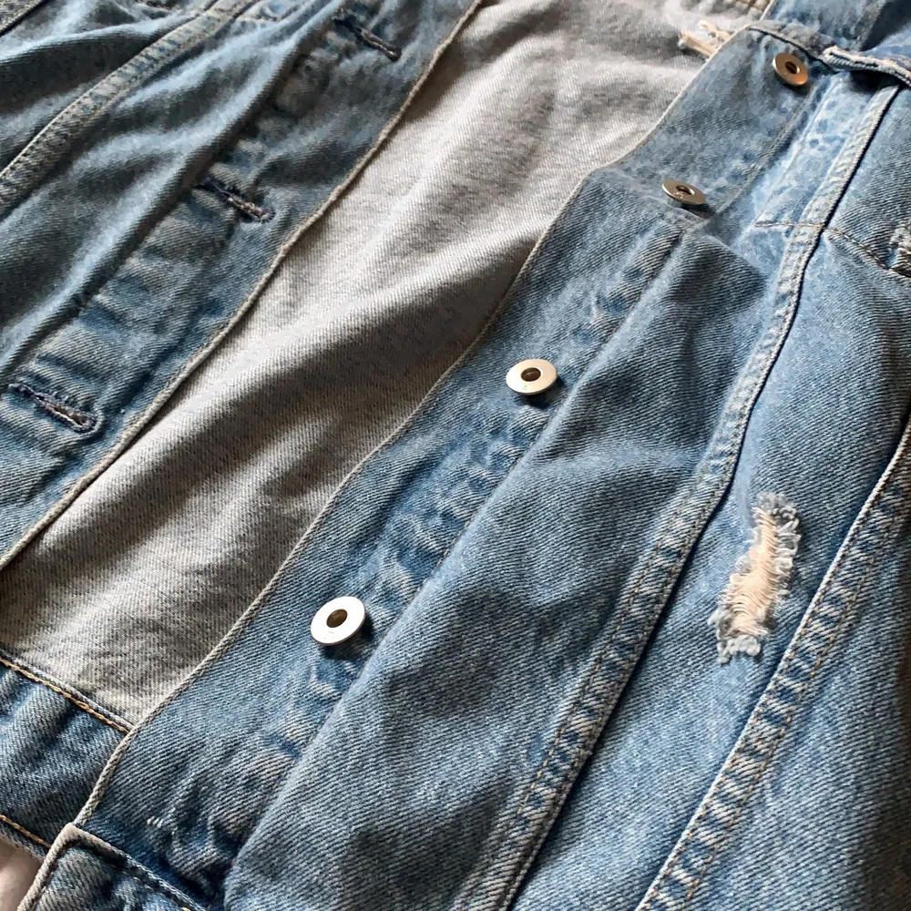 Säljer denna sjukt fina jeans jackan från lager 157, köpt för 499kr säljer denna för 200 inklusive frakt. Använt en gång kommer tyvärr inte mer till användning. Storlek S men passar dig som använder M och L. Priset kan diskuteras!. Övrigt.