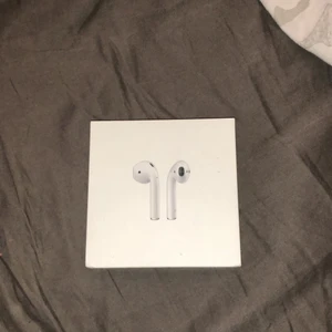 Airpods - I använd skick. Funkar bra förutom att ena låter lite mindre än den andra.