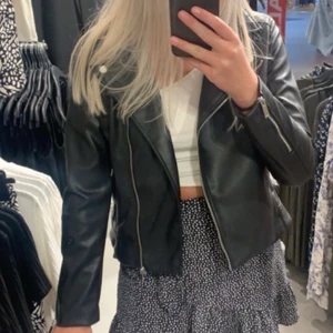Skinnjacka - Jättefin skinnjacka från hm i strl 38, nypris 399kr använd enstaka gånger, superfint skick