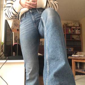 Bootcut jeans från HM. Strl 27 och längden vet jag inte men jag är 160 cm o dem passar mig bra!👍