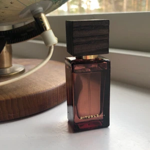 Parfym Rituals - Parfym i resestorlek från Rituals i doften Rose de Shiraz, originalpris 160kr. Testad högst fem gånger men insett att doften inte är för mig. Har en annan i samma storlek och de räcker sååå länge! Doftbeskrivning från Rituals: Damascenerros berikad med fylliga noter av myskokra och syrliga toner av rabarber.