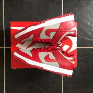 Nike Dunk Low ”UNLV” - Nike Dunk Varsity Red ”UNLV” Size: 38 Cond:DSWT 1299🤝 Dm för fler bilder🔌