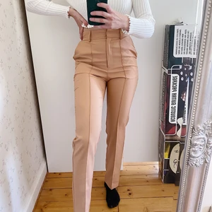 Kostymbyxor  - Säljer dessa kostymbyxor från Asos. Storlek 36. Aldrig använda. Är i ”tall” och ska vara ankellånga men de går ner till marken på mig som är 167 och blir därmed lite mer straight fit på mig som inte är ”tall”☺️. Köparen står för frakt. 