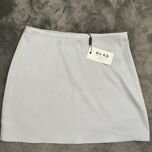 Kjol - Säljer en oanvänd ljusblå silkeskjol från NAKD! Nypris 399kr säljer för 200kr! 