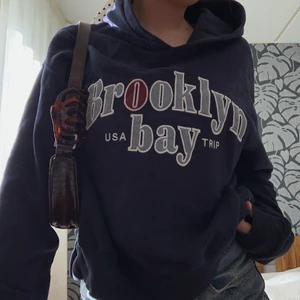 Hoodie - Jättefin mörkblå hoodie från Pull&Bear som tyvärr inte kommer till användning💘Strl L men sitter snyggt oversized på en S💘Köparen står för frakten