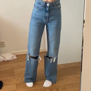 Superfina håliga jeans från stradivarius. Avklippa så de passar en runt 165. Säljer då jag inte får användning av dem. Endast använda fåtal gånger. 250kr+frakt💕