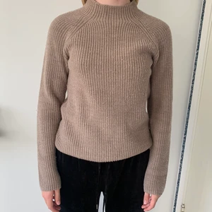 Stickad Ralph Lauren tröja - Beige stickad Ralph Lauren tröja strl S. Superskön och sticks absolut inte. Lite högre i halsen. Priset går att diskuteras🌟🌟