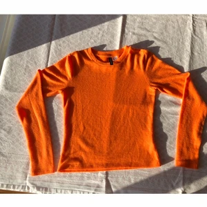 Neon Orange Tröja  - Tunn Neon Orange Tröja. Nyskick! Checka gärna in mina andra försäljningar☺️ Frågor? Bilder? Skicka så fixar jag!