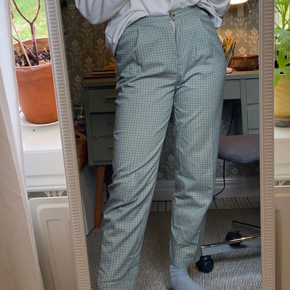 Superfina kostymbyxor från monki. Tyvärr har dem blivit försmå för mig. Jag är ca 163 cm lång och dem passar perfekt i längden. . Jeans & Byxor.