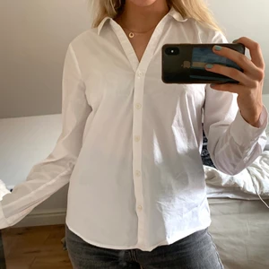 Vit skjorta - Vit skjorta, sparsamt använd💕 Perfekt basplagg!