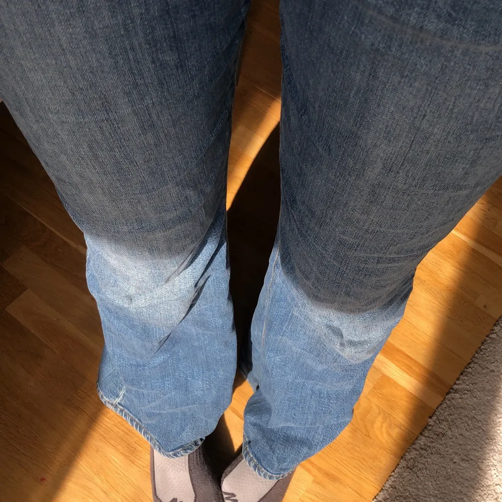 As snygga lågmidjade jeans som är utsvängda där nere. Jag har sytt in dom i midjan, kan skicka bättre bilder om det önskas. För referens är jag 170 lång och har storlek S (de går ända ner till marken för mig). Jeans & Byxor.