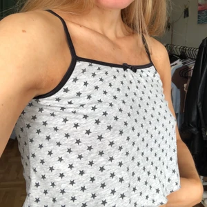 linne med sjärnor  - JÄTTEgulligt linne med sjärnor och en liten rosett🥺✨💖💞 barnstorlek 158 men är väldigt stretchig!!