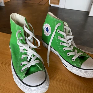 Gröna converse - Nästan helt oanvända converse i en jättefin grön färg! 3e bilden är inte min. Säljer pga att de är lite förstora för mig. Jag har normalt sätt 36-37 och skulle säga att dessa passar mer 37-38. Fraktkostnad, postnord spårbar, tillkommer! Buda på annonsen, ej i kommentarerna/pm.