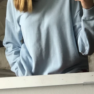 Sweatshirt  - Säljer en jättefin babyblå Sweatshirt från monki som tyvärr inte kommer till andvändning längre. Storlek M men passar även S lite oversized. Inte alls andvänd mycket därav i toppskick! 