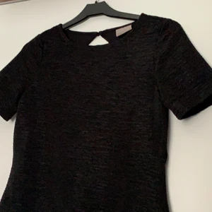 Tröja från veromoda  - Helt oanvänd tröja från veromoda i stl. Xs. Tröjan har en fin öppning på ryggen