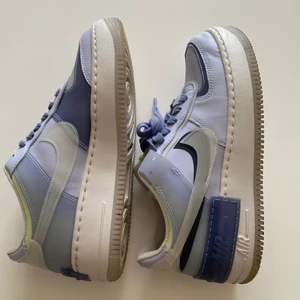 AIR FORCE BLÅA - 🛑 avslutas 15/4🛑 Säljer nu mina älskade air force blåa som jag använt max 5 gånger. Tyvärr lite för småa för mig därav säljer jag dom. Storlek 39, bud från 800 kr i kommentarerna eller privat!! 💙💙 (tror dom ej går att få tag i längre) HÖGSTA: 1000