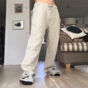 Krämvita linnebyxor  - 🌏SPÅRBAR FRAKT PÅ 57KR TILLKOMMER🌏 Jättefina linnebyxor i en krämvit färg som jag tyvärr måste sälja eftersom jag tycker de är alldeles för stora på mig som är XS och ca 160cm. Hittar ingen storlek i dem så uppskattar dem till att vara L, men skulle passa XS-L lite beroende på vilken passform man vill ha.  Tveka inte på att kontakta mig om du undrar över måtten eller vill pruta ! 💕💕