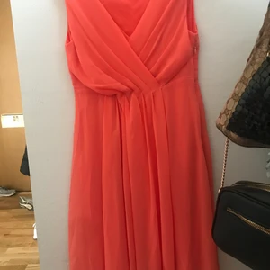 Soaked in luxury klänning XS - Superfina klänning från Soaked in luxury, tyvärr för liten. XS. Kanonfint skick. Nypris 699kr